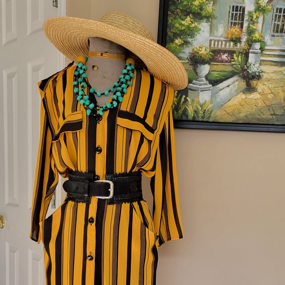 Vintage yellow with black stripes middle dress. Approximately size 4 to 6 in wom